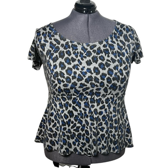 torrid Tops - Torrid Blue Cheetah Print Scoopneck Short Sleeve Peplum Top (Size 2)